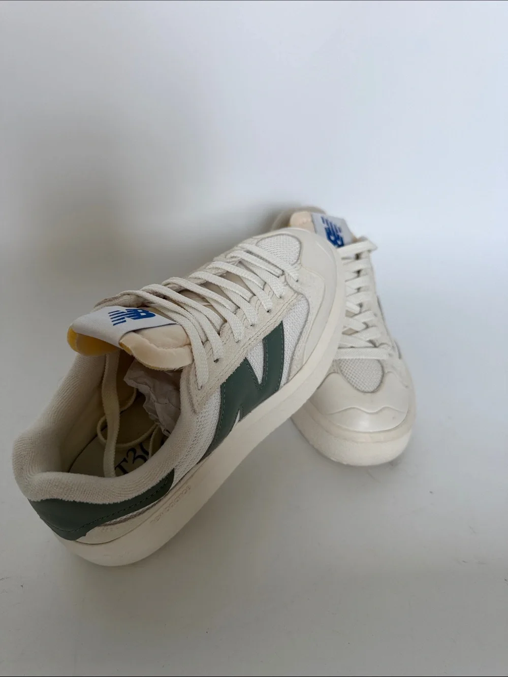 New balance Retro Low-Top Sneakers in Cream with Green Accent